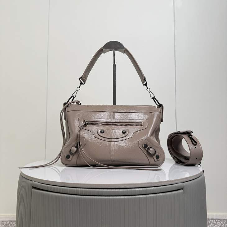 Picture of Balenciaga Handbags _SKUfw231688006fw